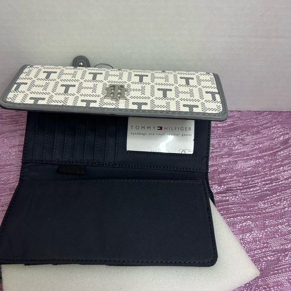 New White Grey Tommy Hilfiger Organizer Wallet Clutch Coin Geometric Check Book - Picture 3 of 3